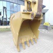 construction-equipment-tracked-excavatorCATERPILLAR-325DL—7_