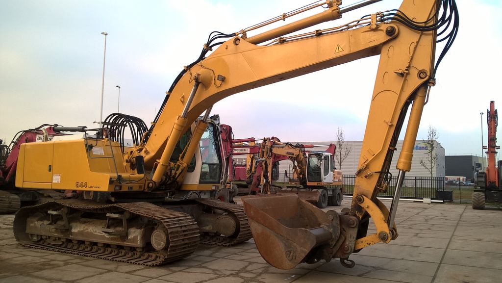 LIEBHERR R944B HDSL Litronic Tracked Excavator – AGRO-Group.EU